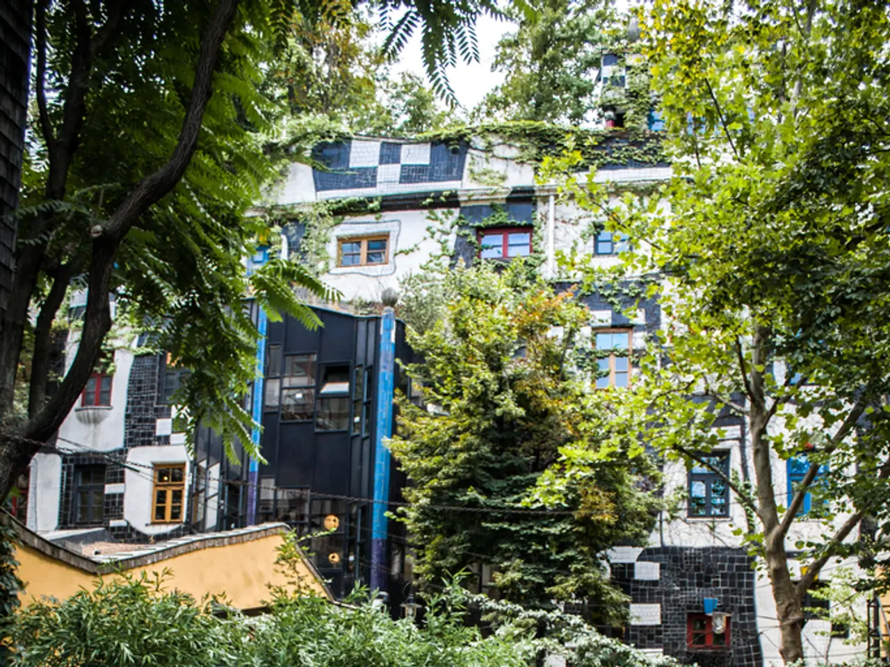 Struggling apartment dwellers urge authorities to provide solutions for beating the summer heat