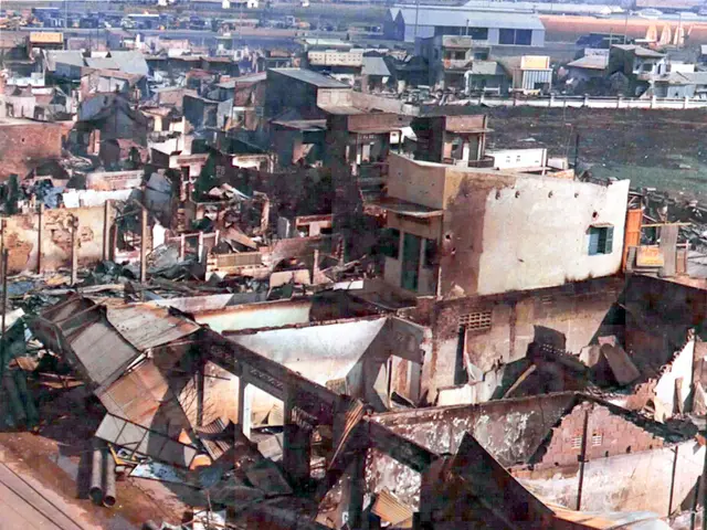 Collapse of steel framework at construction site in Bangkok causes multiple injuries to laborers.