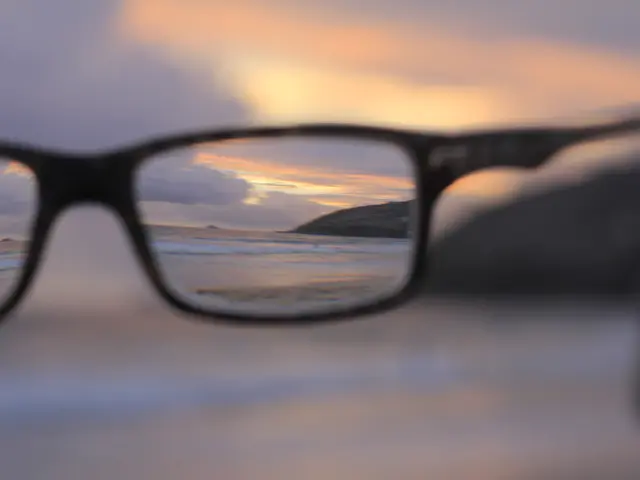 MalFUNCTIONING STREETLIGHTS LEADING TO HALO VISION: Understanding a Common Phenomenon