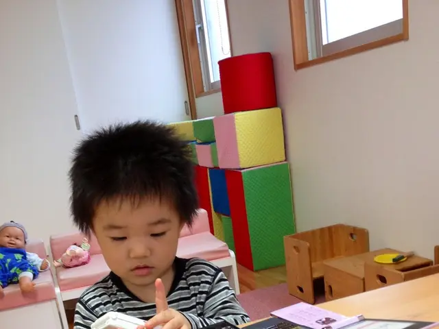 Encouraging restraints on smartphone usage among minors is proposed by Voigt